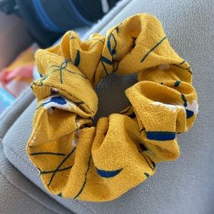 Item: floral print scrunchie ( stretchy, light, and an orange/ yellow color)